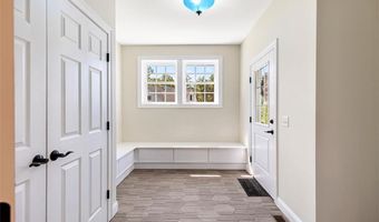 8 Lyn Ct, Cumberland, RI 02864