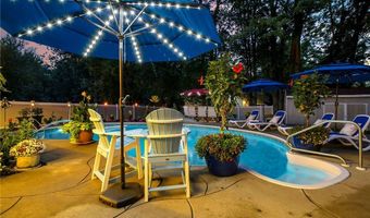 7 Shalamar Ct, Amherst, NY 14068