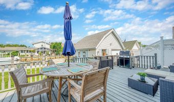 33 S Bay Ave, Amityville, NY 11701