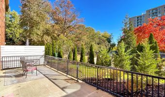 635 SLATERS Ln G-01, Alexandria, VA 22314