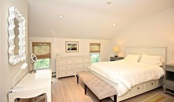 215 Coggeshall Ave, Newport, RI 02840