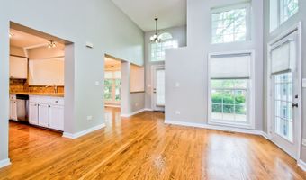2015 N Silver Lake Rd 1, Arlington Heights, IL 60004