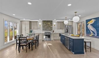 8 J H Dwyer Dr, Middletown, RI 02842