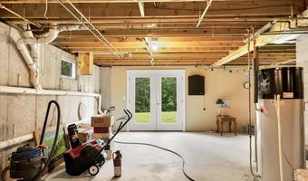 21 Bowling Green Ln, Belfast, ME 04915