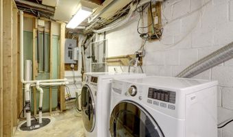 2935 LANDOVER St, Alexandria, VA 22305