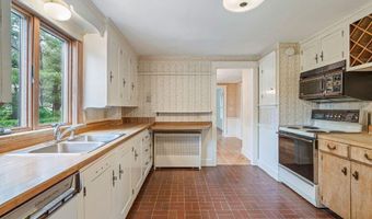 5 Phillips Rd, Falmouth, ME 04105