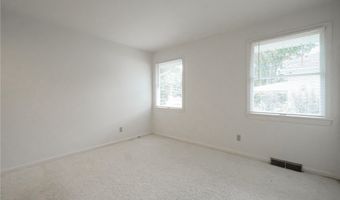 100 W Maplemere Rd, Amherst, NY 14221