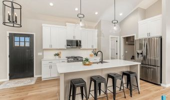 405 N Sunshine Ave, Brandon, SD 57005