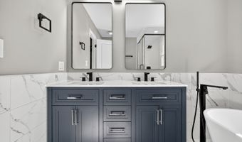 1245 WINAKI Trl, Algonquin, IL 60102