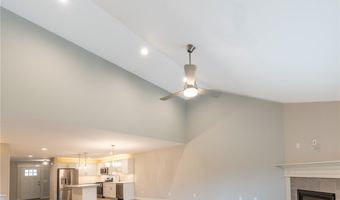 30 Essex Woods Ln B, Amherst, NY 14228