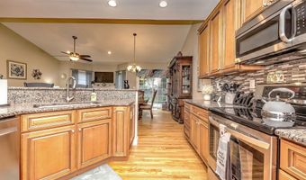 61 Pondview Cir 61, Beacon Falls, CT 06403
