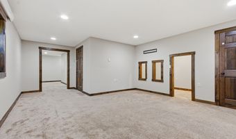 1006 NE 28th Ave, Aberdeen, SD 57401