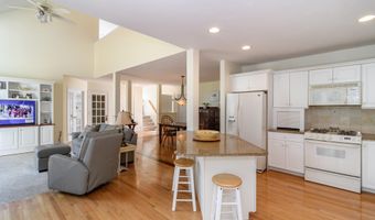 12 Sea Knoll Ct 12, Bourne, MA 02532