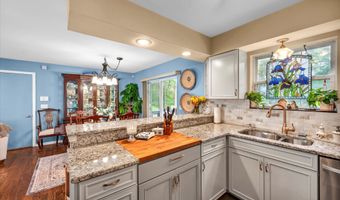 21 Lakeview Dr, Branford, CT 06405