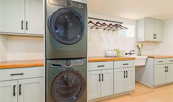 8 Kerins Ter, Newport, RI 02840