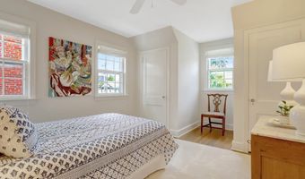 1114 N HARRISON St, Arlington, VA 22205