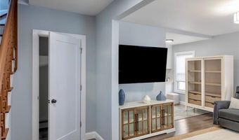 18 Hall Ave, Newport, RI 02840