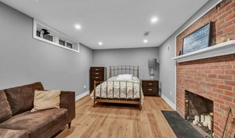 8 Lakeview Rd, Brookfield, CT 06804