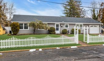 496 Apple Valley Dr, Belford, NJ 07718