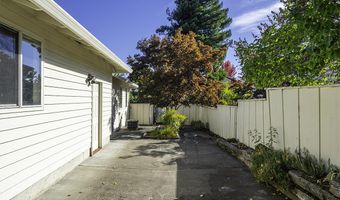 938 Cypress Point Loop, Ashland, OR 97520