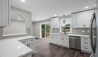 628 Hickory Knoll Ct, Ballwin, MO 63021