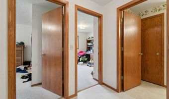 1670 W ROSELAWN Dr, Appleton, WI 54914