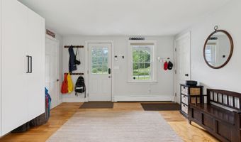 2 Winsome Lea Rd, Falmouth, ME 04105