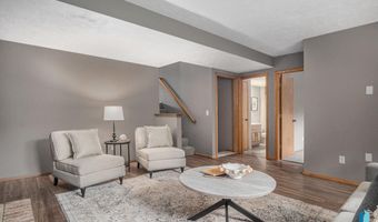 1601 E Keystone Dr, Brandon, SD 57005