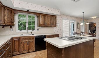 11 Tanglewood Dr, Danbury, CT 06811