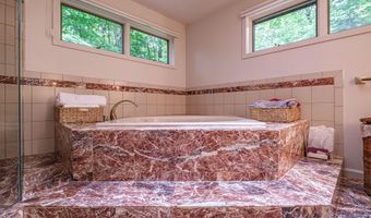 15 Inverness Rd, Falmouth, ME 04105