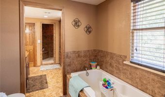 136 1st Ave, Alden, MN 56009