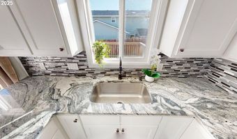 425 MEMORY Ln, Brookings, OR 97415