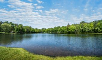 18 Holiday Dr, Albrightsville, PA 18210