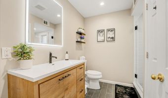 537 Roxbury Rd, Belford, NJ 07718