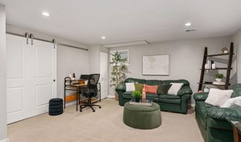 2504 WINDBREAK Dr, Alexandria, VA 22306