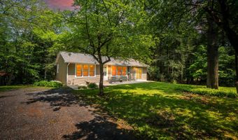18 Holiday Dr, Albrightsville, PA 18210
