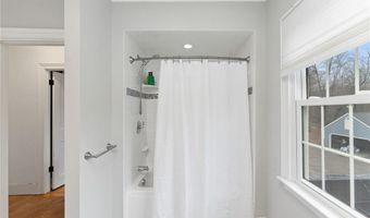 6 Knowlton Ct, Bristol, RI 02809