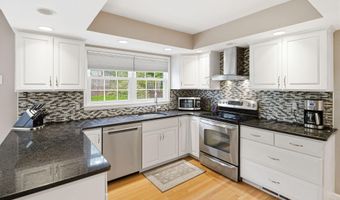 4053 WEDGEWOOD Rd, Allentown, PA 18104