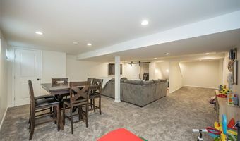 704 Woodrun Dr, Ballwin, MO 63021