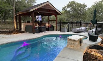 828 Shady Grv, Adkins, TX 78101