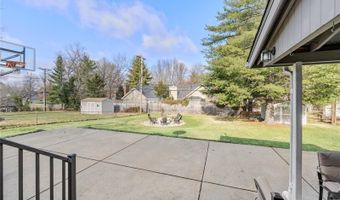 221 Windcliffe Dr, Ballwin, MO 63021