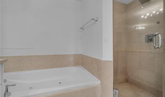 19900 E Country Club Dr 308, Aventura, FL 33180