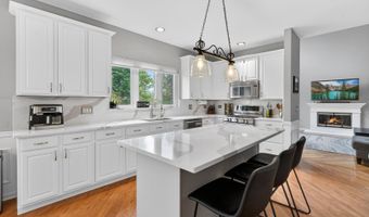 941 Par Dr, Algonquin, IL 60102