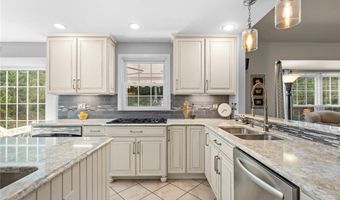 1233 Red Oak Plantation Dr, Ballwin, MO 63021