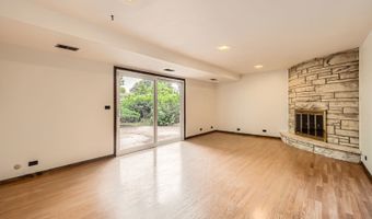 907 E Crabtree Dr, Arlington Heights, IL 60004