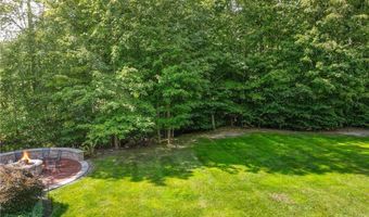 17420 Lookout Dr, Chagrin Falls, OH 44023