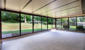 1341 Valley Dr, Akron, OH 44312