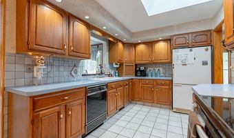 2025 S Plaza Dr, Akron, OH 44319