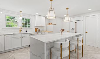 259 Falmouth Rd, Falmouth, ME 04105