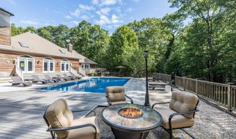 16 Woodedge Cir, Amagansett, NY 11930